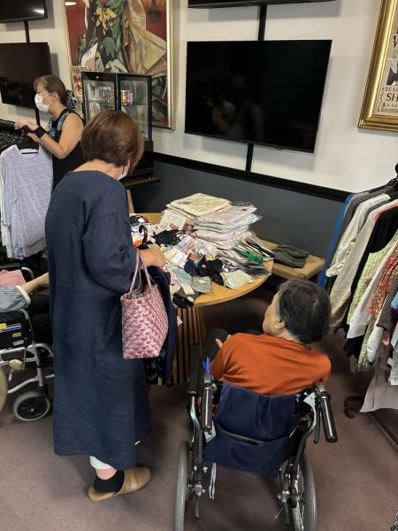 洋服の訪問販売でご利用者様たちが買い物をしました。 image 3