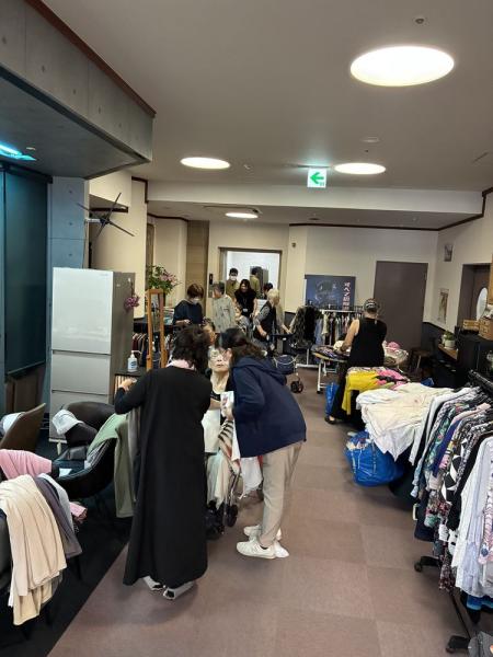 洋服の訪問販売でご利用者様たちが買い物をしました。 image 1