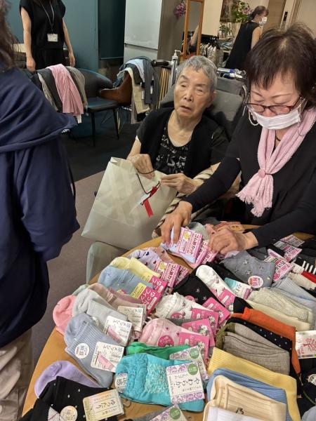 洋服の訪問販売でご利用者様たちが買い物をしました。 写真 05